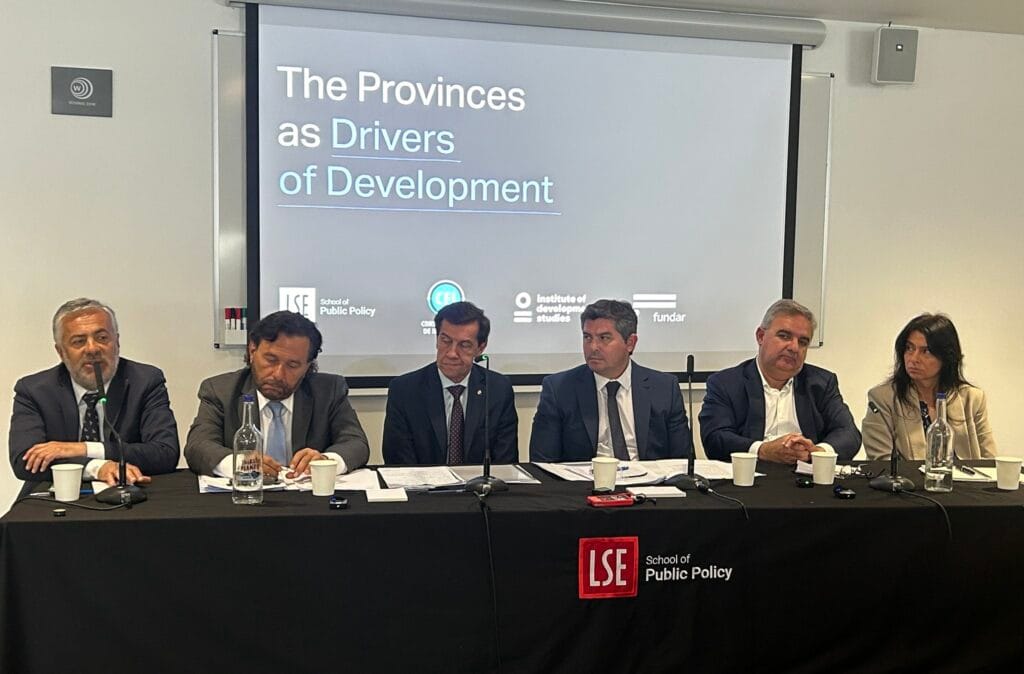 Los gobernadores que integran la Mesa del Cobre participaron de una exposición ante estudiantes de la London School of Economics and Political Science, por iniciativa de la Fundación Fundar.