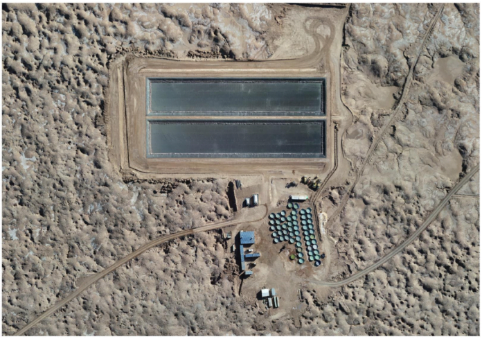 Vista aérea de los estanques de evaporación construídos en Sal de la Puna