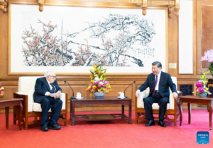 230720 El presidente chino Xi Jinping se reunió hoy jueves con el ex secretario de Estado estadounidense Henry Kissinger en la Residencia de Huéspedes de Estado Diaoyutai en Beijing