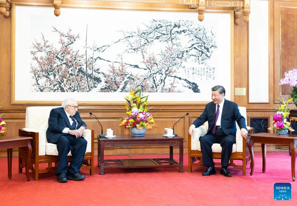 230720 El presidente chino Xi Jinping se reunió hoy jueves con el ex secretario de Estado estadounidense Henry Kissinger en la Residencia de Huéspedes de Estado Diaoyutai en Beijing