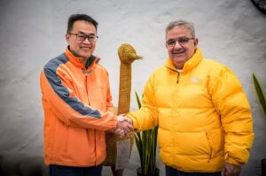 230812 El CEO de ZijinLiex Huang Huaiguo se reunió con el Gobernador de Catamarca Raúl Jalil para informar sobre el proyecto Tres Quebradas