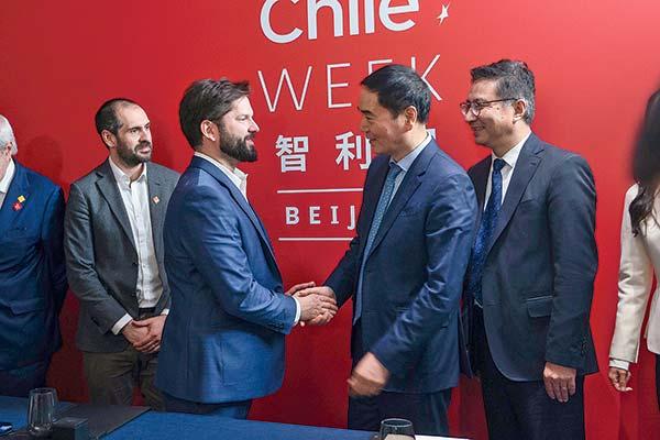 231016 El presidente de Chile, Gabriel Boric, saluda al fundador de Tsingshan Holding, Xiang Guangda. Foto Presidencia de Chile