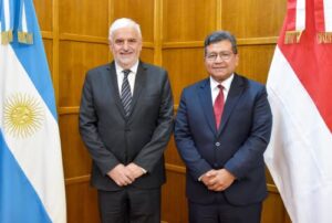 El secretario de Agricultura Ganadería y Pesca Fernando Vilella con el Embajador designado de Indonesia en Argentina Sulaiman Syarif