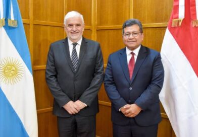 El secretario de Agricultura Ganadería y Pesca Fernando Vilella con el Embajador designado de Indonesia en Argentina Sulaiman Syarif