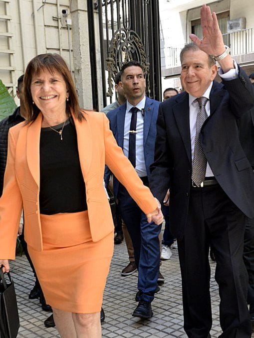 Patricia Bullrich, es Ministro de Seguridad de la República Argentina y de esa área depende la Gendarmería Nacional Argentina. Este sábado 04 de enero, recibió en Buenos Aires al Presidente Electo de Venezuela, Edmundo González Urrutia. 