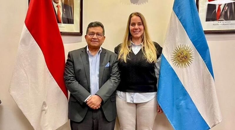 Natalia Dusso vice presidente de Camyen y el embajador de Indonesia Sulaiman Syarif