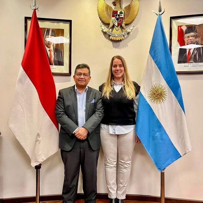 Natalia Dusso vice presidente de Camyen y el embajador de Indonesia Sulaiman Syarif