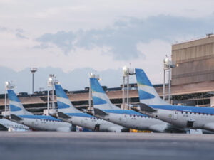 AEROLÍNEAS AVIÓN EN DESPEGUE