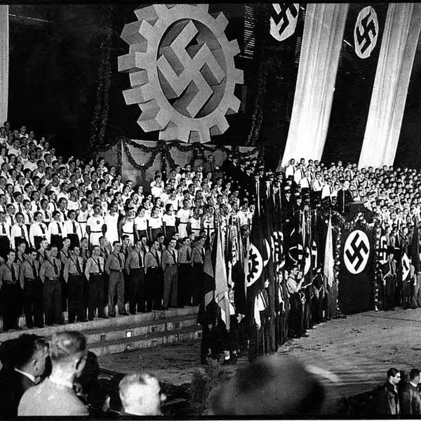 Argentina descubrió 700 kilos de documentación nazi. En 1938 el Partido Nazi de Argentina reunió a 20.000 personas en un acto realizado en el Luna Park.