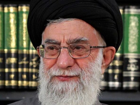El Ayatolah Alí Khamenei, máximo líder del régimen teocrático iraní abandonó Teherán este lunes 15 de abril y se cree que está oculto en algún lugar no identificado.