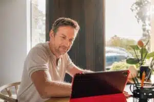 El Banco Santander lanzó una campaña mundial de educación gratuita liderada por Jenson Button