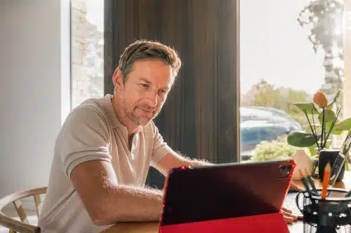 El Banco Santander lanzó una campaña mundial de educación gratuita liderada por Jenson Button