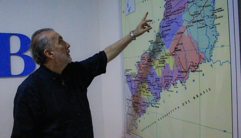 El arquitecto Oscar Alfredo Thomas ex Director de Yacyretá muestra la ubicación geográfica del proyecto hidroeléctrico Corpus