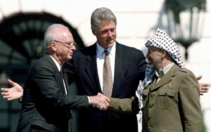 Encuentro de Yitzhak Rabin y Yasser Arafat con Bill Clinton en la Casa Blanca el 13 de septiembre de 1993