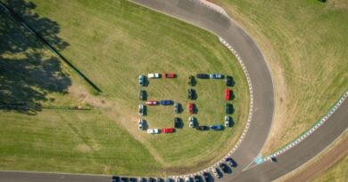 Más de 60 vehículos conmemoraron 60 años de historia con un emocionante desfile por la pista y además realizaron una histórica foto aérea, donde los Mustangs formaron el número “60” que sirvió para documentar el cumpleaños y homenaje de la leyenda.