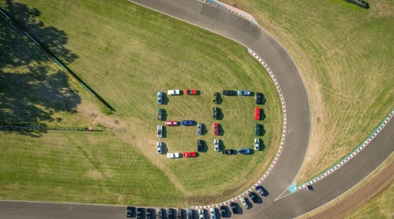 Más de 60 vehículos conmemoraron 60 años de historia con un emocionante desfile por la pista y además realizaron una histórica foto aérea, donde los Mustangs formaron el número “60” que sirvió para documentar el cumpleaños y homenaje de la leyenda.