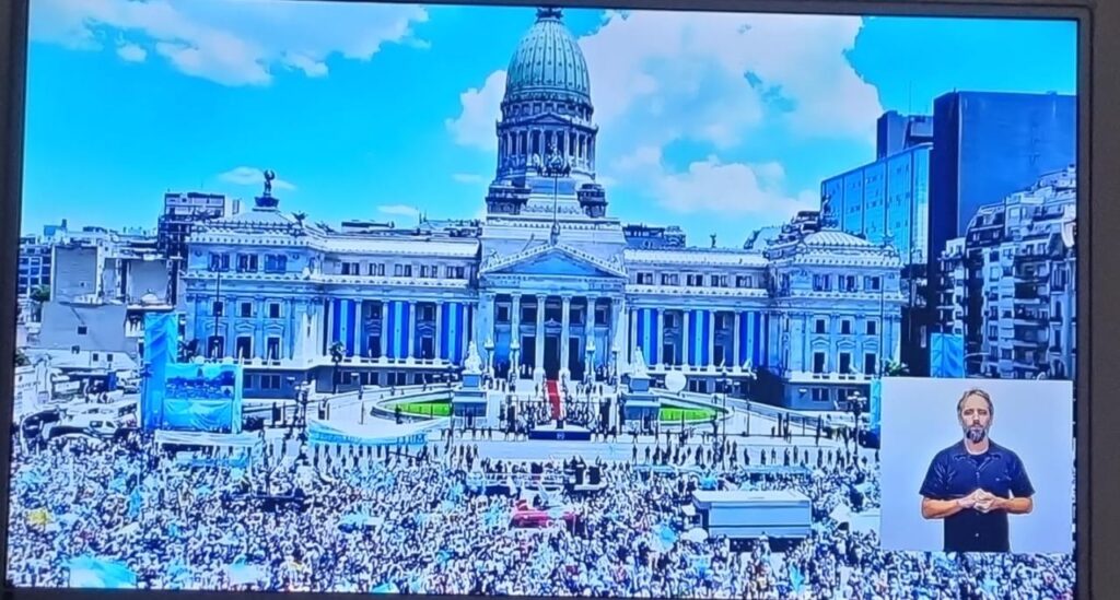 Una gran concurrencia a la Plaza de Los Dos Congresos recibió el primer discurso público presidencial de Javer Milei.