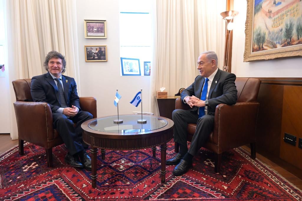 Imagen del encuentro privado del presidente argentino, Javier Milei, con su anfitrión, el Primer Ministro de Israel, Benjamín Netanyahu.