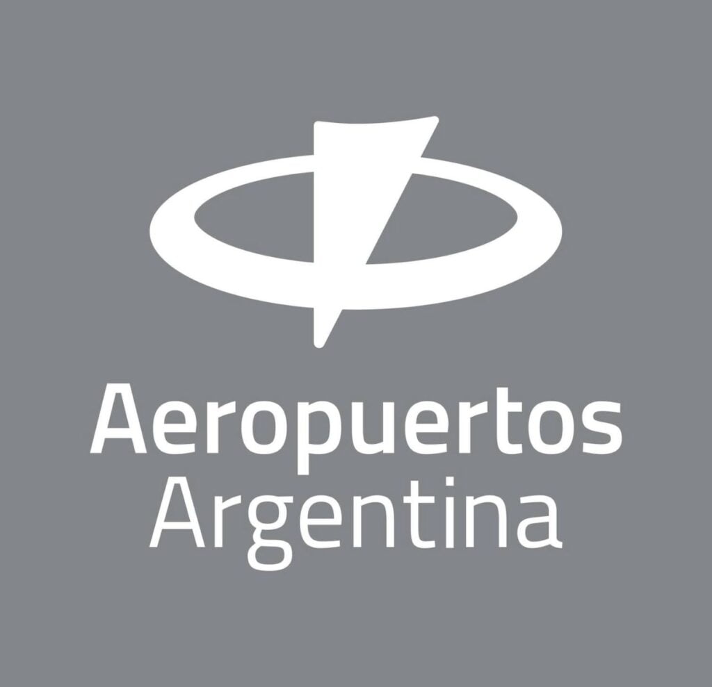 El nuevo isotipo muestra una renovada pista de aterrizaje que da un giro para transformarse en el mapa de Argentina, simbolizando el rol de Aeropuertos Argentina como puente que conecta al país con el mundo.