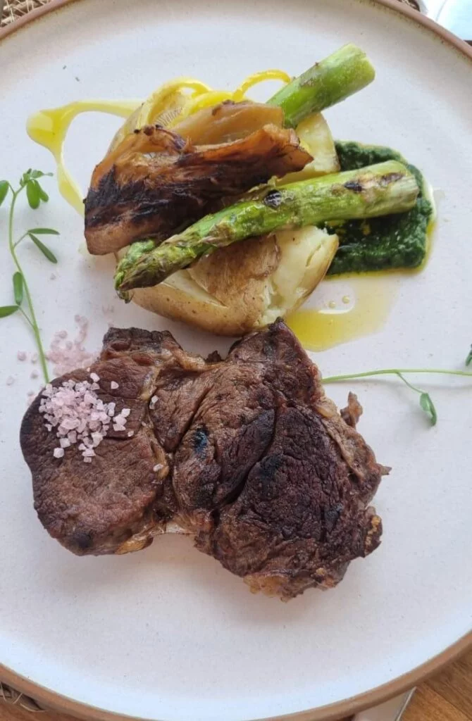 Una de las creaciones del chef Santiago Maestre es la "sal de Malbec" que puede degustarse en el restaurante La Vid Terraza, de Bodega Norton. Ph. Paloma Wulfsohn para SRSur News Agency Wines-style (Derechos Reservados)