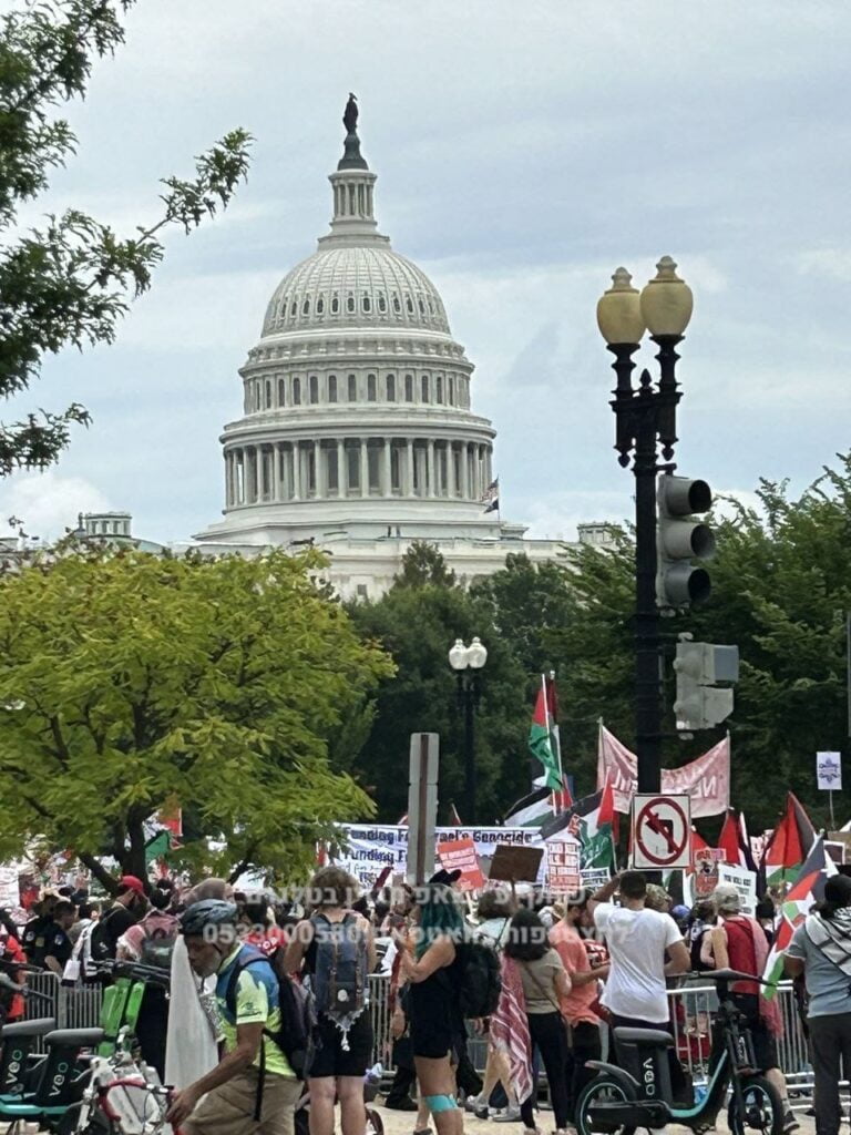 Manifestantes pro Hamás protestaron frente al Capitolio instantes antes del discurso de Benjamín Netanyahu. Fuente: Comunidades Plus