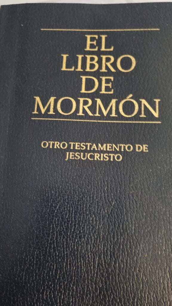 La primera edición de El Libro de Mormón, en inglés, se publicó en 1830, en Palmyra, Nueva York, Estados Unidos.