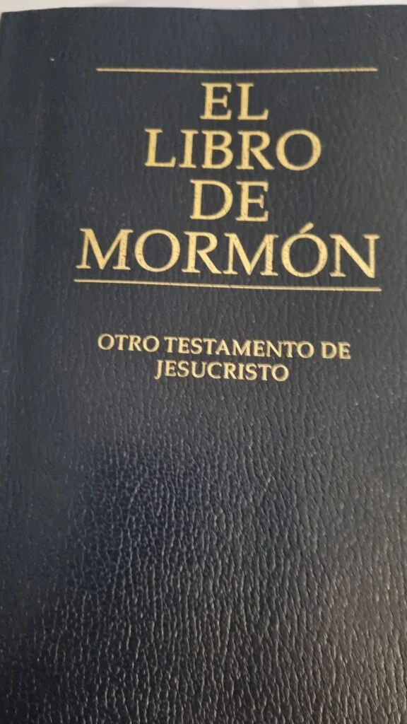 La primera edición de El Libro de Mormón, en inglés, se publicó en 1830, en Palmyra, Nueva York, Estados Unidos.