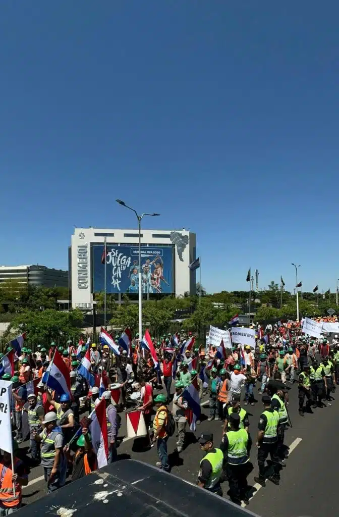 Más de 500 obreros y proveedores protestaron este jueves frente a la Conmebol, en Asunción, capital del Paraguay, por la paralización de la obra Petra Signature.