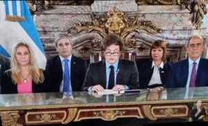 Argentina avanza hacia una economía libre ya que el lunes se podrá operar en el mercado cambiario con flotación entre 1000 y 1400 pesos por dólar.