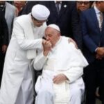 En su visita a Indonesia, el Papa Francisco besó la mano del Gran Imán de la Mezquita Istiqlal, Nasaruddin Umar