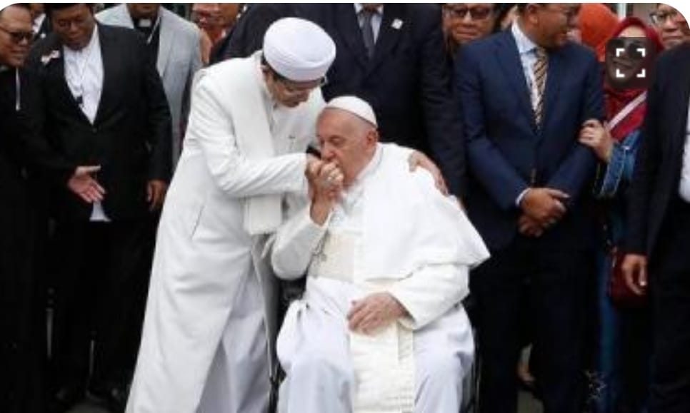 En su visita a Indonesia, el Papa Francisco besó la mano del Gran Imán de la Mezquita Istiqlal, Nasaruddin Umar