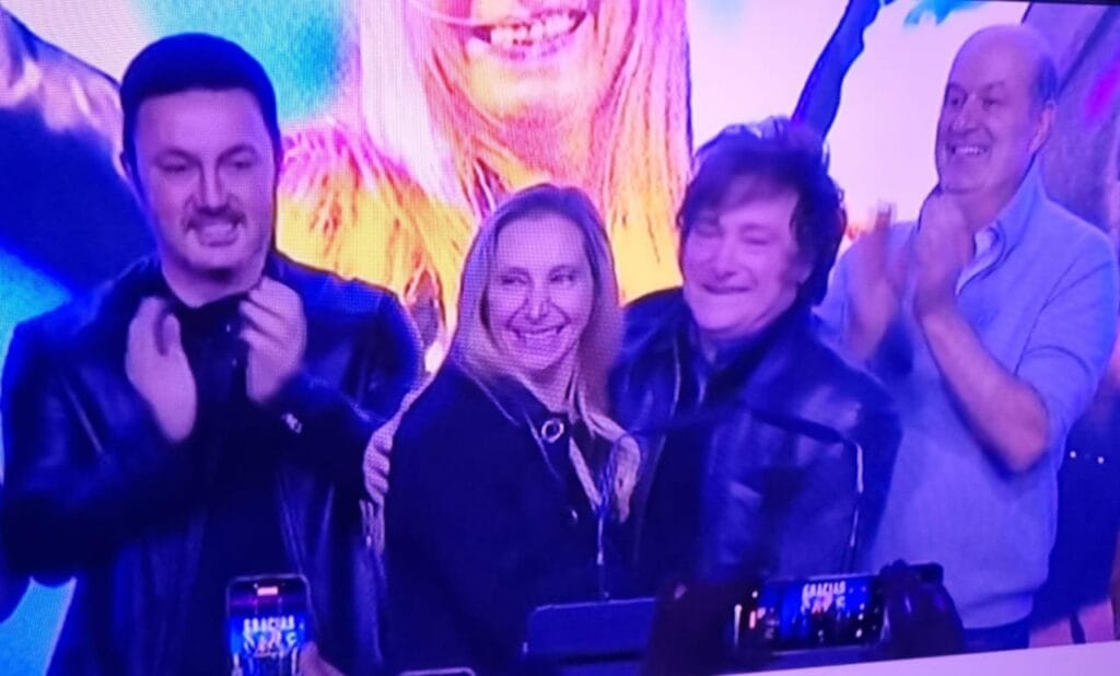 Karina y Javier Milei celebraron el triunfo de Manuel Adorni aunque no votó 53.28% de los electores de un total de 3.088.750 de ciudadanos empadronados.