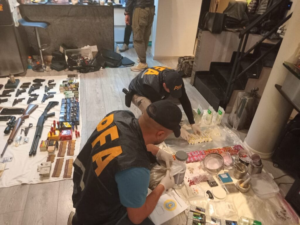 Drogas sintéticas y un nutrido arsenal de armas fueron incautadas en La Matanza por la Policía Federal Argentina