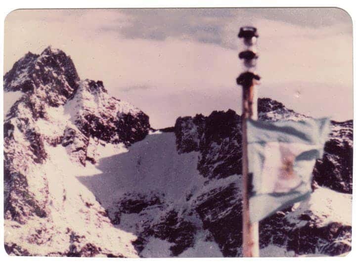 La bandera de Argentina fue izada el 3 de abril de 1982 a partir de la Batalla de Grytviken en las Islas Georgias durante la Guerra de Malvinas.
