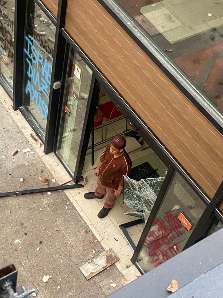 Burger King fue objeto de violencia propalestina en Barcelona, España. Las imágenes y videos exclusivos de SRSur News Agency muestran la violencia organizada de la izquierda propalestina e inclusive la desazón de un empleado de Burger King luego del ataque.