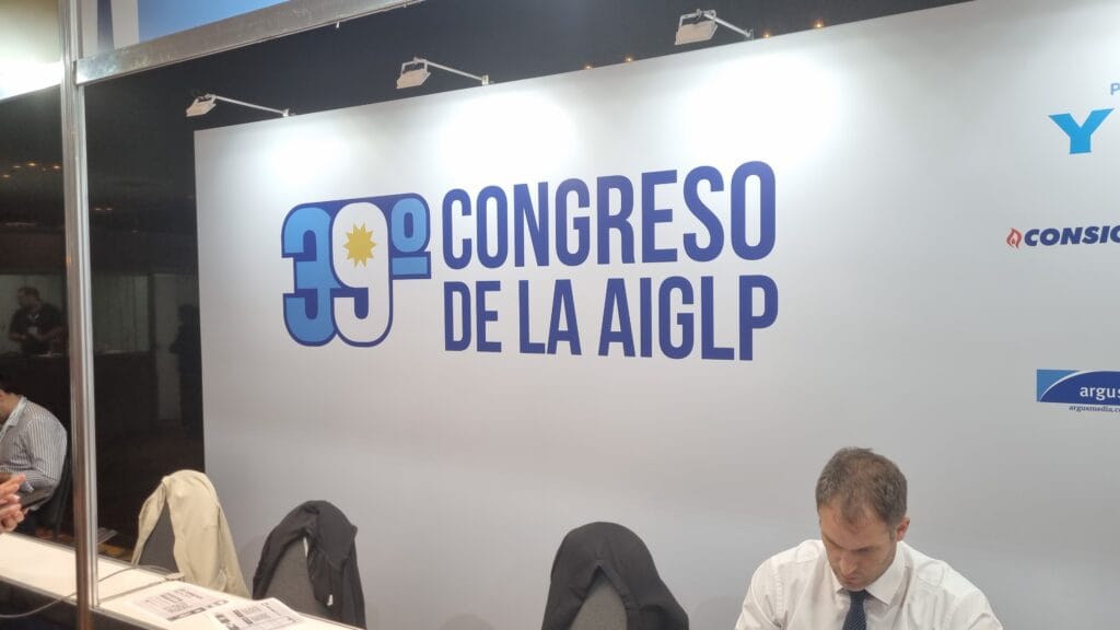 En Argentina 20 millones de personas usan gas en garrafas para calefaccionarse o cocinar, representando 46,3% de la población nacional. 