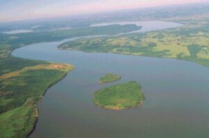 El proyecto hidroeléctrico Corpus se proyecta sobre el Río Paraná, en la Isla Pindo-í, 100 kilómetros al norte de Posadas, Misiones.