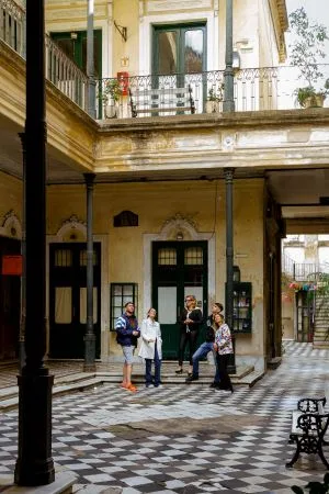 La ciudad de Buenos Aires tiene atractivos turísticos como la Casona de los Ezeiza en el barrio de San Telmo