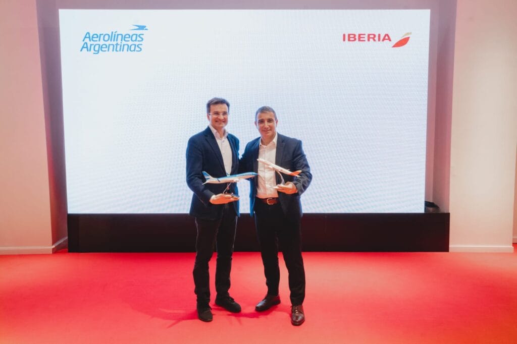 Marco Sansavini, CEO y presidente de Iberia junto a Fabián Lombardo, presidente y gerente general de Aerolíneas Argentinas.
