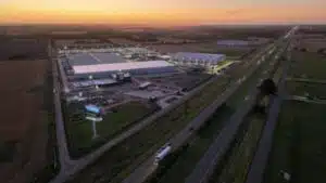 Mercedes Benz Buses y Camiones inauguró en Argentina su primera planta industrial fuera de Alemania luego de una inversión de USD 110 millones.