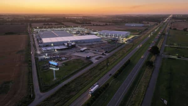 Mercedes Benz Buses y Camiones inauguró en Argentina su primera planta industrial fuera de Alemania luego de una inversión de USD 110 millones.