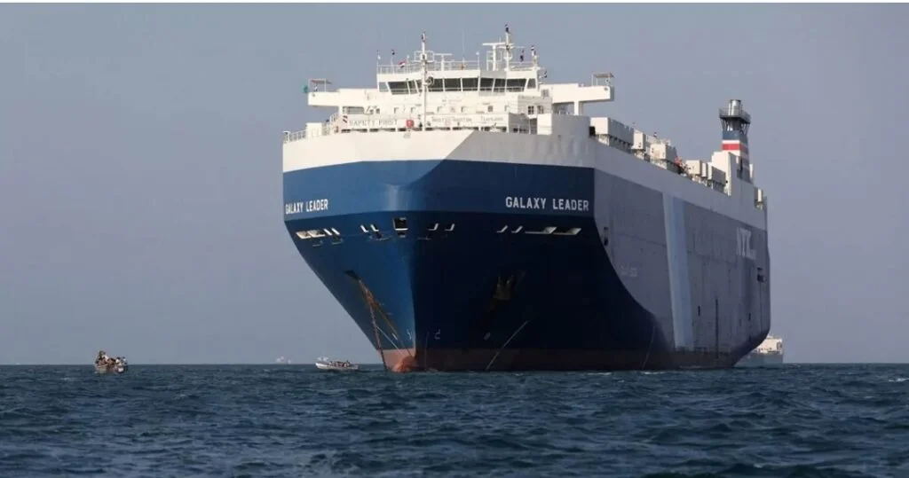 Los buques mercantes son objeto de ataques terroristas yemenitas hutíes en el Mar Rojo