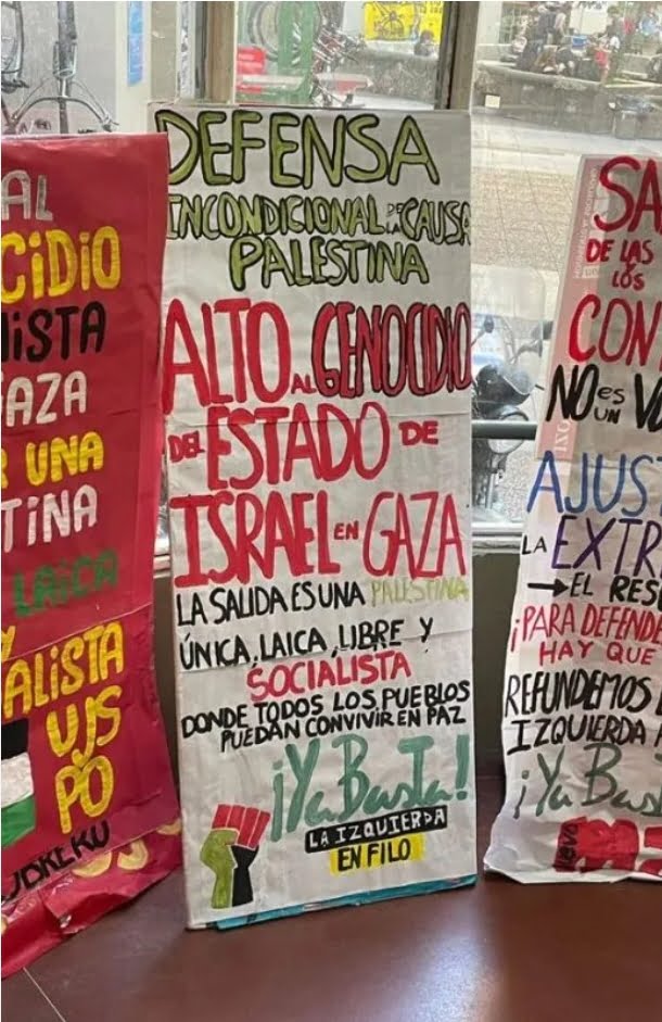 Nota del Editor: La cartelería antisemita en la Facultad de Filosofía y Letras de la UBA no mencionan el brutal ataque del terrorismo de Hamás ocurrido el 7 de octubre de 2023. El trotskismo del Partido Obrero, del Movimiento al Socialismo y otras organizaciones antidemocráticas avalan el terrorismo de Hamás.