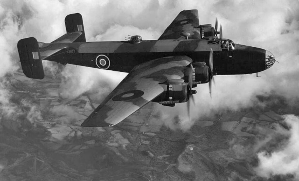El avión Halifax, en el que voló Stanley Coggan, fotografiado desde otra aeronave durante la Segunda Guerra Mundial. 