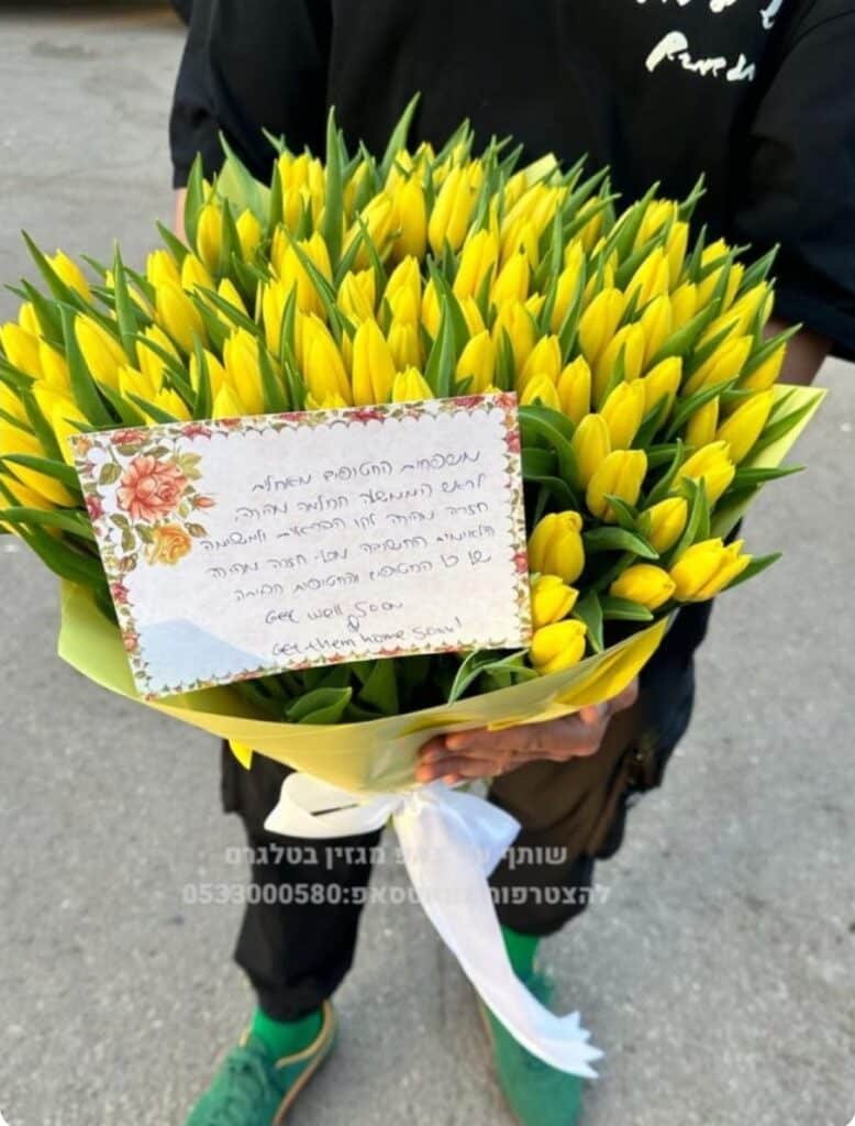 Familiares de los secuestrados le enviaron este domingo a Benjamin Netanyahu, Primer Ministro de Israel, 134 tulipanes y deseándole al premier pronta mejoría.