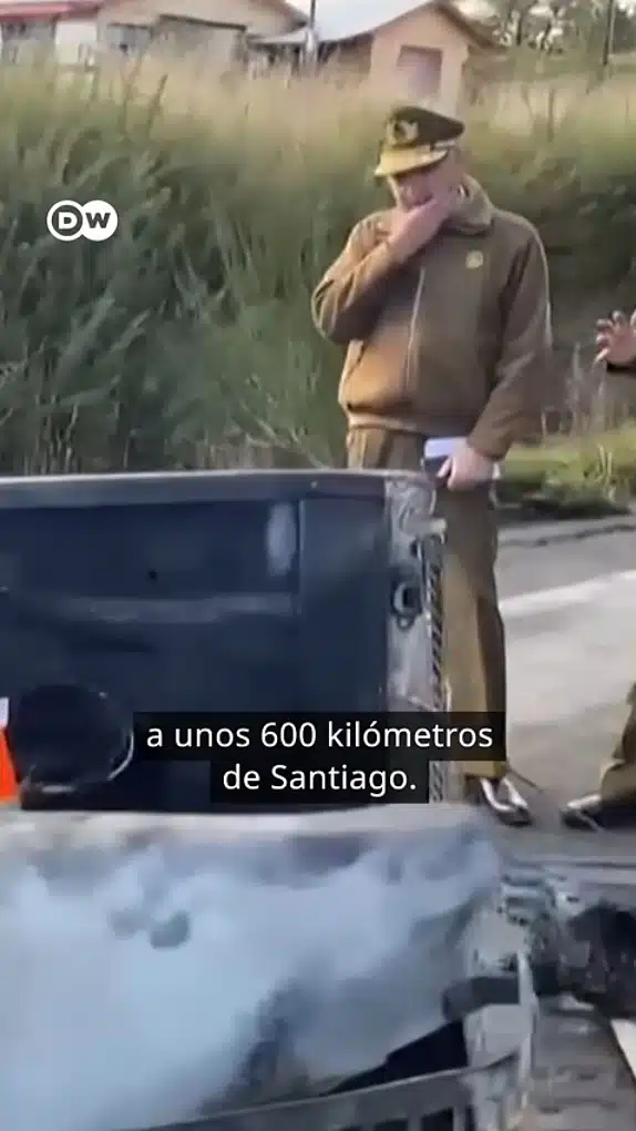 Imagen del vehículo de los carabineros asesinados por los terroristas chilenos que enmascaran su violencia bajo una dudosa identidad mapuche.
