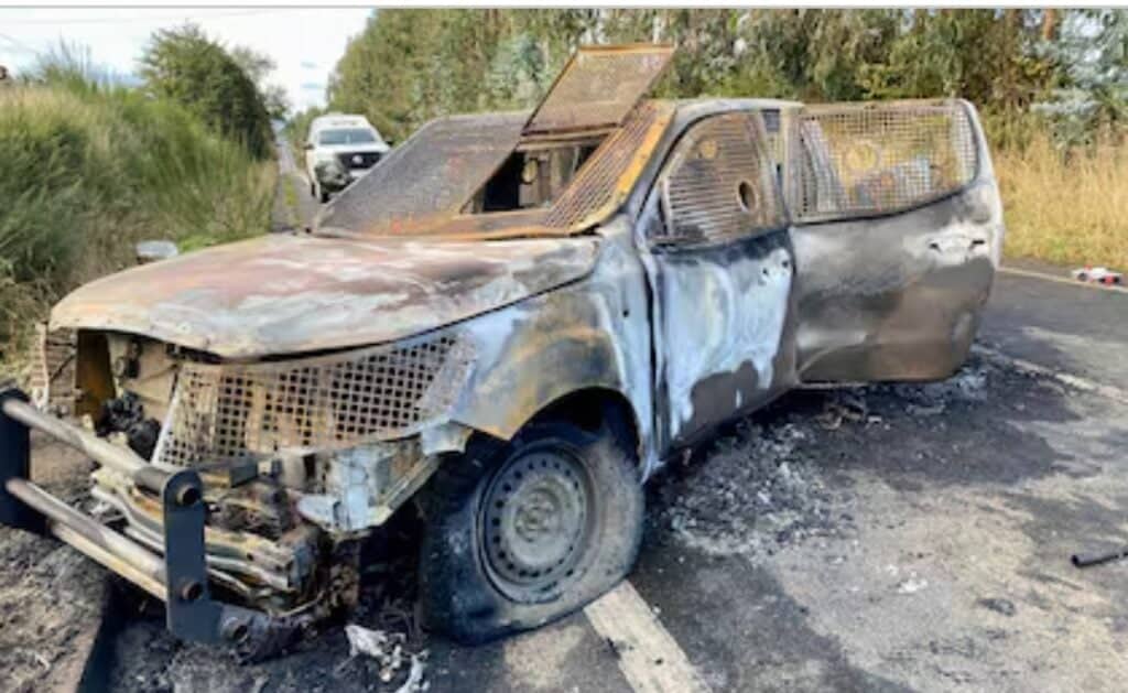 Esta imagen publicada por Carabineros de Chile muestra el vehículo quemado donde tres policías fueron asesinados, en una zona mapuche en Ca ete, región del Biobío, Chile, el 27 de abril de 2024.