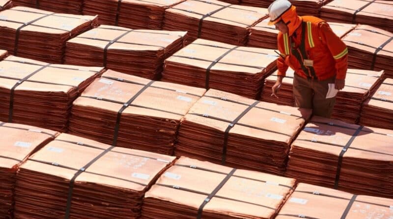Glencore PLC informó que la producción propia de cobre de 239.700 toneladas fue un 2% superior a la del primer trimestre de 2023.