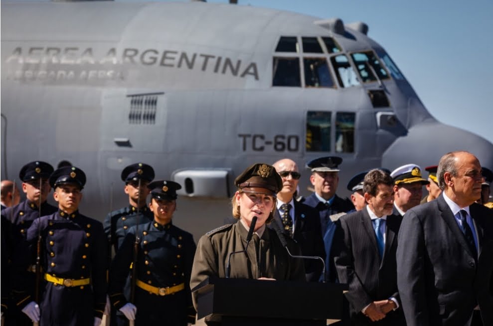 La General del Ejército de los Estados Unidos Laura J. Richardson, comandante de SOUTHCOM (centro) y autoridades de defensa argentinas, formalizaron la donación de un avión Hércules C-130H TC-60 a la Fuerza Aérea Argentina, para asistencia en ayuda humanitaria y seguridad nacional, el 3 de abril de 2024. (Foto: Embajada de los Estados Unidos en Argentina/X)