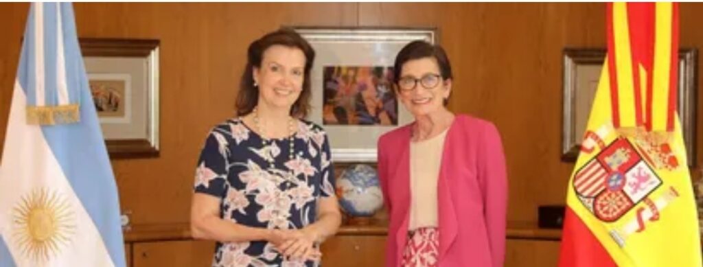 La Canciller Argentina, Diana Mondino, junto a María Jesús Alonso, embajadora de España, retirada "definitivamente" de la representación diplomática en Buenos Aires.